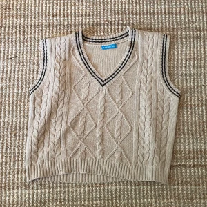 Cherry AKA - En stickad vest för kort för mig men mycket fin