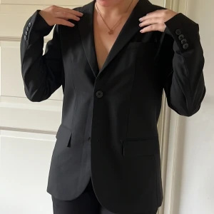 Kavaj från Zara - Denna kavaj är trendig och funkar till alla tillställningar. Knappt använd❣️ frakt 49&