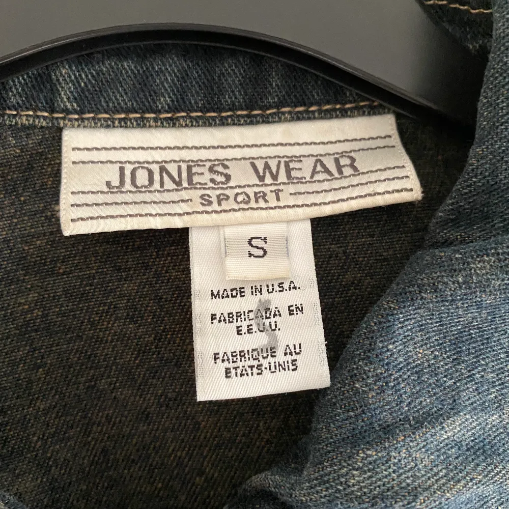 vintage jeans jacka köpt på second hand i usa storlek Small, dma för mått. Jackor.
