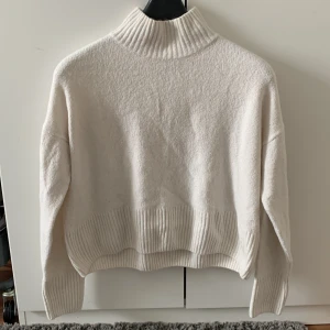 Stickad tröja - Vit Stickad tröja från &otherstories, lite nopprig men det går att fixa lätt!! Använd sparsamt