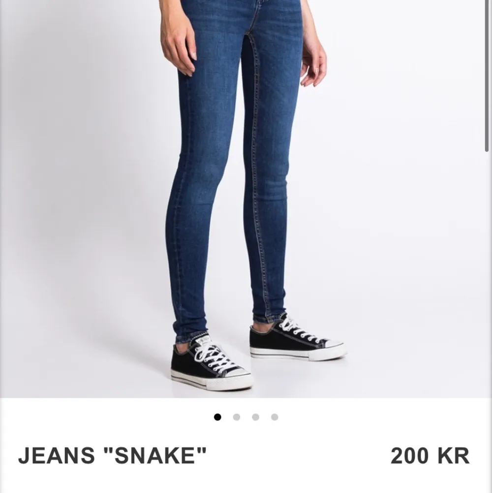 Säljer dessa jeans för har ingen andvänding för dem längre dem är snyggare i verkligheten tycker jag än på bilderna,var trendiga 2021 vet inte om dem är det längre men dem är i storlek S och sitter perfekt❤️. Jeans & Byxor.