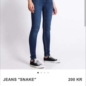 Säljer dessa jeans för har ingen andvänding för dem längre dem är snyggare i verkligheten tycker jag än på bilderna,var trendiga 2021 vet inte om dem är det längre men dem är i storlek S och sitter perfekt❤️