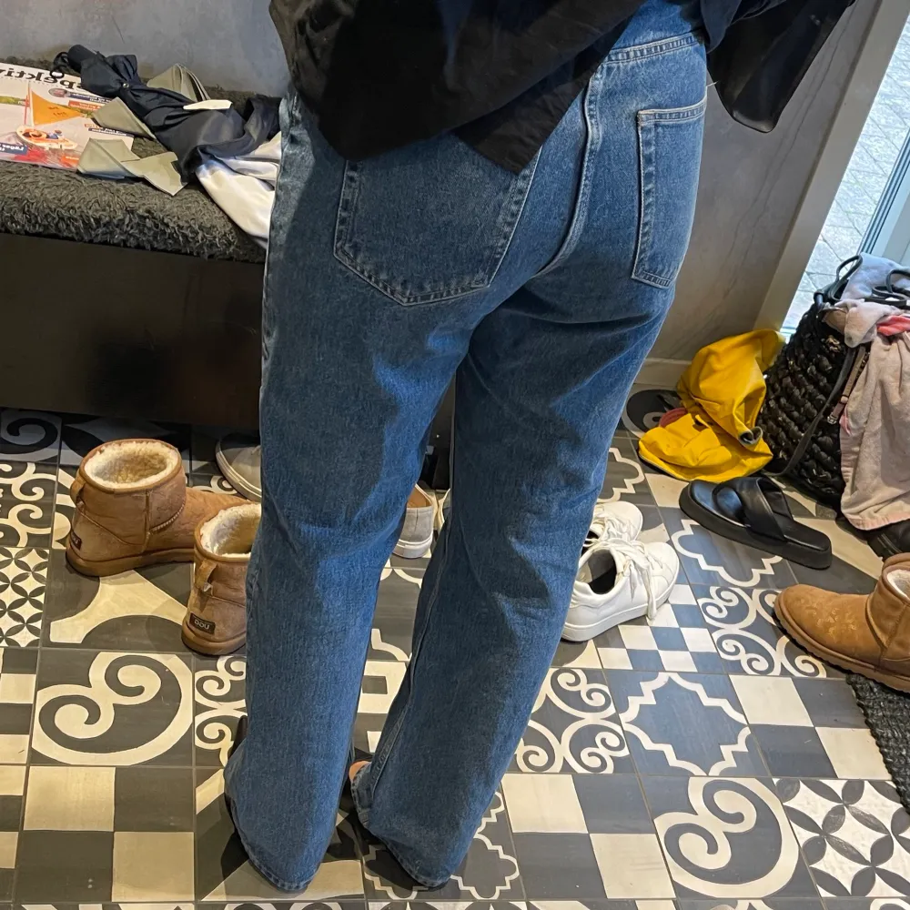 Voyage byxor från weekday i storlek 30/32, jag är 170 och dem går ner till marken på mig. Använda en gång, säljer pga blivit för stora. Frakt ingår i priset. Jeans & Byxor.