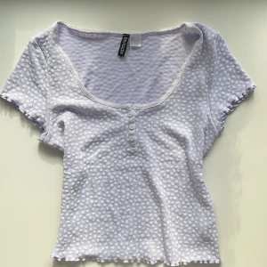 Blommig söt topp från H&M -  Säljer denna blommiga söta top från H&M. Köpte den i somras men kommer inte till användning använd en gång och i super fint skick den är i storlek L men passade mig som har S🤍💜superbra skick!