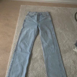 Jeans i strl 27/34 - Straight leg jeans ifrån WEEKDAY. Modellen heter Rowe. I ganska nyskick