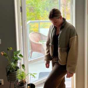 Jacka  - Jacka från Only i Strl. 34. Super fint skick och skit snygg! Tredje bilden ser man färgen ordentligt! 