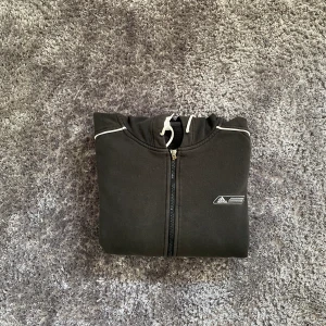 Vintage Adidas zip Hoodie - Lite solblekt och karaktärsfull hoodie. Storlek L I använt skick För mer frågor så kontakta!