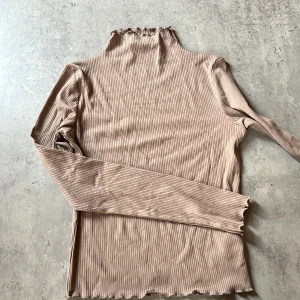 Tunn polotröja bikbok - Tunn beige/taupe polotröja från bikbok stl S. Aldrig använd