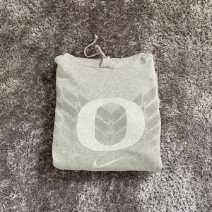 Nike Hoodie - Storlek L I använt skick För mer frågor så kontakta!