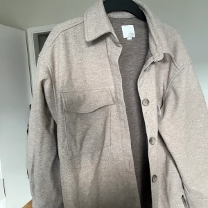 Skjortjacka - En skjortjacka ifrån HM, inköpt förra hösten och helt enkelt bara glömts bort 😬. Är i helt nytt skick. 