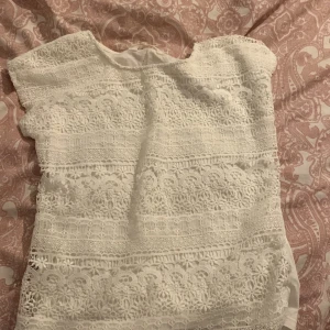 Hm - En jätte fin T-shirt. Storlek 134-140. Säljer den för gillar den inte😊