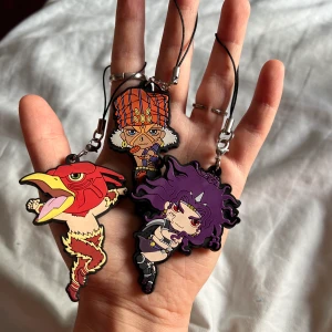 Jojo’s bizarre adventure nyckelringar och liten figur - Tre jättefina nyckelringar köpta på science fiction bokhandeln! Som nya förutom att jag inte har deras låda! Köpte för 125kr, säljer för 80 styck, figuren för 50kr