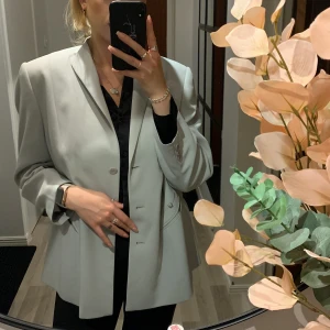 Oversized grå kavaj - Köpt på secondhand. Osäker på storlek men jag är en M/L och den sitter bra på mig, aningen stor. Skitsnygg dock