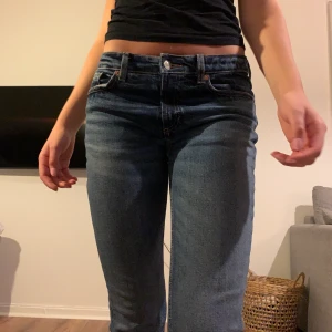 Lågmidjade bootcutjeans - Säljer dessa lågmidjade bootcutjeansen från Zara då de inte kommer till användning för jag har för många likande jeans💓(använda Max 5 ggr) Jättesnygga lågmidjade med den perfekta bootcuten!! Köparen betalar frakten❣️