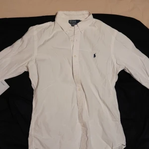 Ralp lauren slimfit storlek M - Köpte förra åter . Aldrig använt värt köp sitter snyggt . Finns mera kläder o köpa också mvh Karl