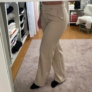Beiget kostymbyxor  - Beige kostymbyxor från madlady, skick 9/10 känns som nya.