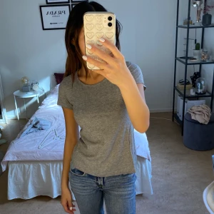 Grå t-shirt - Grå t-shirt som är i fint skick. Bra material och passform. Kan mötas upp eller frakta.