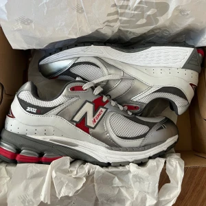 New Balance 2002R - New Balance skor i nyskick använd endast en gång sedan har de legat i kartongen. Små i storlek!   Har 41 i alla skor och dessa passar perfekt.  Dessa är dock märkta EUR 42.