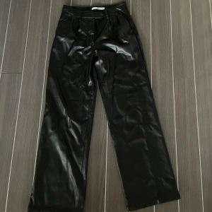 Skinnbyxor - Lågmidjade skinnbyxor från Nakd. 