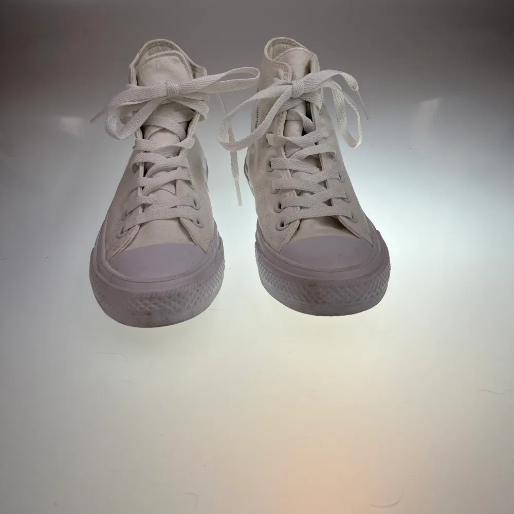 Ett par Converse skor i storlek 38. Använt typ 2 gånger. Har speciell sula så de är mjukare att gå i.. Skor.