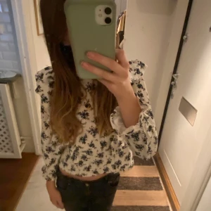 Blus! - Blus med blommor, storlek 10 år men passar nog 11 år också 💙💙Pris kan även diskuteras