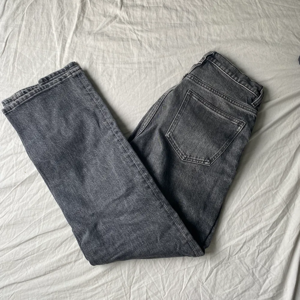 Skitsnygga croppade jeans från Arket! Väldigt snygg tvätt/färg på dem men de är tyvärr för små för mig💞 Köpta för 800kr, väldigt bra skick. De är inte jättecroppade men går inte hela vägen ner, snygg längd enligt mig! Midjan är medelhög🥰. Jeans & Byxor.