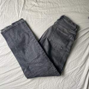 Skitsnygga croppade jeans från Arket! Väldigt snygg tvätt/färg på dem men de är tyvärr för små för mig💞 Köpta för 800kr, väldigt bra skick. De är inte jättecroppade men går inte hela vägen ner, snygg längd enligt mig! Midjan är medelhög🥰