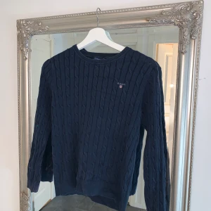 Gant tröja - Säljer min gant tröja, passar både tjej och kille. Den är pyttelite färgad vid handen. Strl xs, pris 200