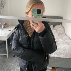 gant jacka - säljer denna varma jacka från gant! Köpt för ca 3000kr och säljer för 900kr! Jackan är i jättebra skick men köptes för ca 3 år sedan, därav priset! priset går att diskutera ❤️skulle säga att den passar xs/s