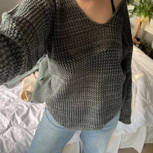 Grå Tröja  - Jättecool tröja köpt second hand! Storlek S men oversized. 100kr +frakt 