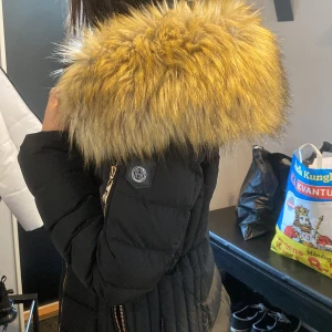 Hollies jacka (man kan ta bort pälsen) - jag är 158 cm och den sitter perfekt. storlek 32  Ordenarie pris 3500kr. Pälsen kan man ta bort och använd fåtal gånger 