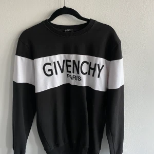 Givenchy  tröja - Svart. Mycket bra skick. 