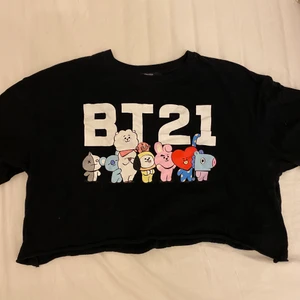 BT21 tröja - Säljer denna croppade BT21 t-shirten från bershka då den inte kommer till användning. Köpte den för ungefär 2 år sen och den är knappt använd. Storlek S men passar även XS. Tryck inte på köp nu, betalning sker via swish. Köparen står för fraktkostnaden.
