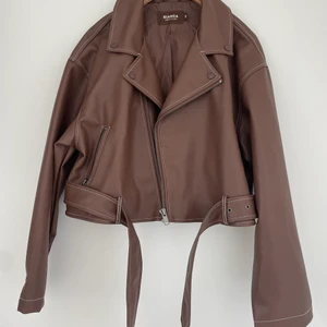 Brun skinnjacka, Nelly x Bianca - En stilren, brun skinnjacka! Loose fit och en aning croppad, bra med plats för layers vid kallare väder.