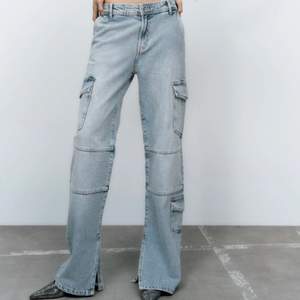 Helt nya jeans som aldrig är använda pga. fel storlek, men var för snabb med att ta bort lapparna. Storlek 38 (något stora i storleken), slutsålda i många butiker 🪩