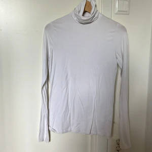 Vit polotröja weekday - En vit polotröja från Weekday