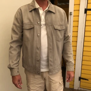 Mockajacka - J. Lindeberg - XL men liten i storleken så L är närmast verkligheten. Ärmlängd 65cm, rygg 63 cm, omkrets vid bröstkorg ca 110 cm, lite använd, är ca 3 år och i fint skick. Nypris 3000kr.