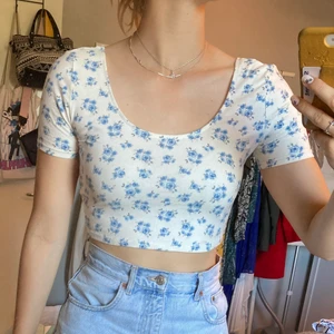 Blommig croppad top - Blommig croppad top med spetsrygg. Från Forever21