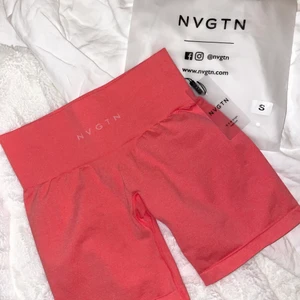 NVGTN Pro Shorts Coral - Oanvända (endast provade) NVGTN Pro Shorts Coral. Nypris 385kr, helt slutsålda på hemsidan. Säljer då jag tycker de är lite genomskinliga och orkar inte genomgå returprocessen. Passar en XS & S men gissar att de skulle vara mindre genomskinliga på en XS!