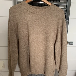 Stickad tröja - En beige stickad tröja perfekt till hösten! Strl M och i ett bra skick. Fler bilder kan skickas vid intresse. Köparen väljer fraktalternativ