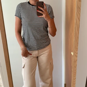 Rabdig t-shirt - Randig t-shirt, strl M från selected femme. 