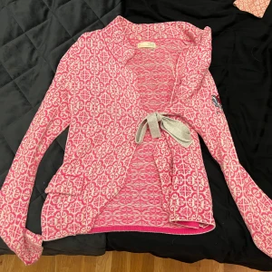 Odd Molly kofta lovely knit  - Rosa Odd Molly kofta i använt skick. Storlek 1