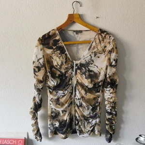 Vintage blus  - Meshblus i naturfärgat mönster. Knappt använd, strl 40 men passar även mig som är strl S. Skulle säga lite mindre i strl med stretchigt. 