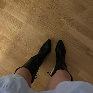 Höstiga stövlar  - Säljer ett par oanvända stövlar ifrån zara med prislapp kvar! As snygga skin stövlar med relativt låg klack. Perfekta nu till hösten❤️‍🔥
