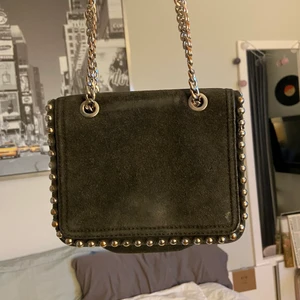 Svart zara väska - Säljer denna snygga zara väska som jag tyvär inte har fått så mycket användning av. En väska perfekt till vardags .Man kan justera banden om man vill ha den lång eller kort. 