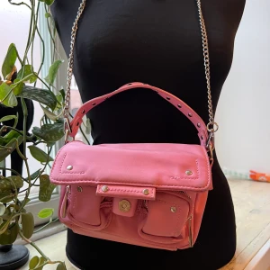 Oanvänd nunoo väska i rosa💗 - En helt oanvänd NuNoo väska i färgen rosa som inte går att få tag i längre. Kvitto finns kvar. Köpt på illum i köpenhamn. Har tyvärr inte kommit till användning för mig! 