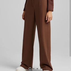 Bruna kostymbyxor från bershka - Säljer mina bruna kostymbyxor från bershka då de blivit förstora. De är i nyskick och använda ett fåtal gånger. Storlek 36💗 Köparen står för frakten Buda eller köp direkt för 200kr
