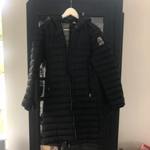 Parajumper Jacka dam - Hej!! Säljer nu min parajumper jacka i storlek M. Jag säljer den då jag knappt använt den,den är i ny skicka inga hål osv. Säljer den för 2500 men pris kan diskuteras! Köpare står för frakten💕