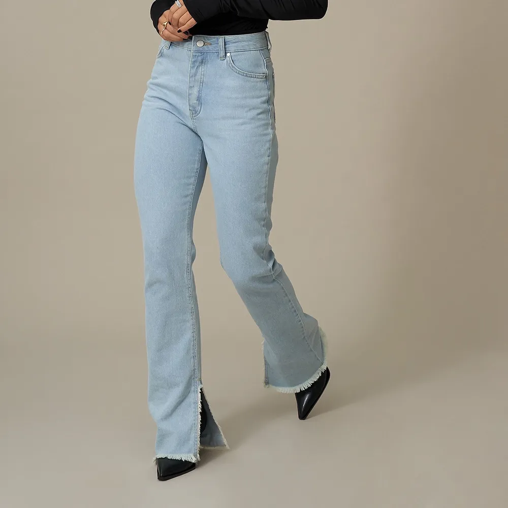 Såå fina jeans med slits från Hanna schönberg x NAKD. Säljer pga att de tyvärr blivit för små för mig. Typ perfekt längd på mig som är ca 166-167, se sista bilden 💕. Jeans & Byxor.