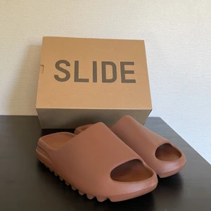 Yezzy slides flax (deadstock) - Deadstock Yezzy slides flax i storlek 44,5 Passar till alla outfits  Billigare än resell hemsidor Köpta via adidas CONFIRMED 2022-08-23